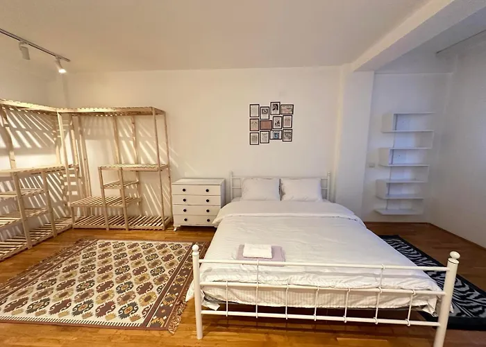 Regina\'S Commodious Apartment