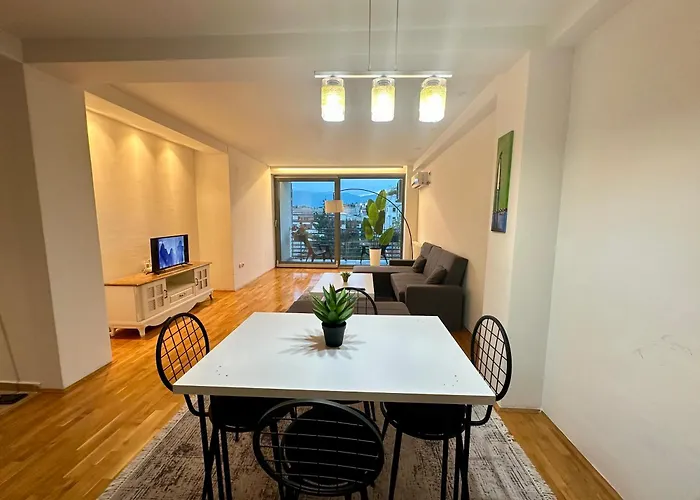Regina\'S Commodious Apartment