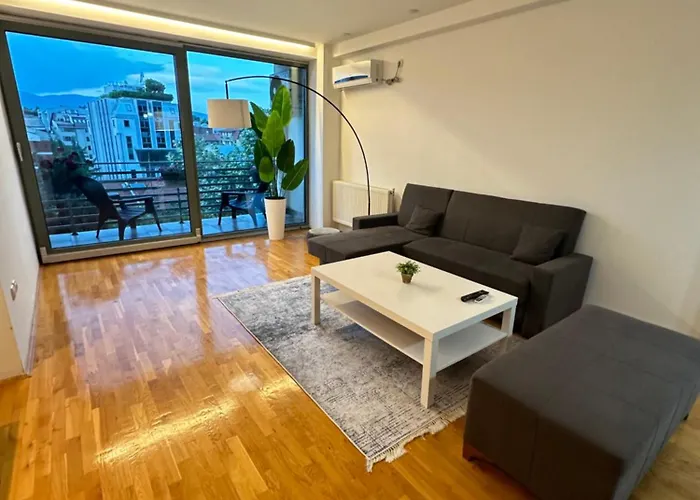 Regina\'S Commodious Apartment
