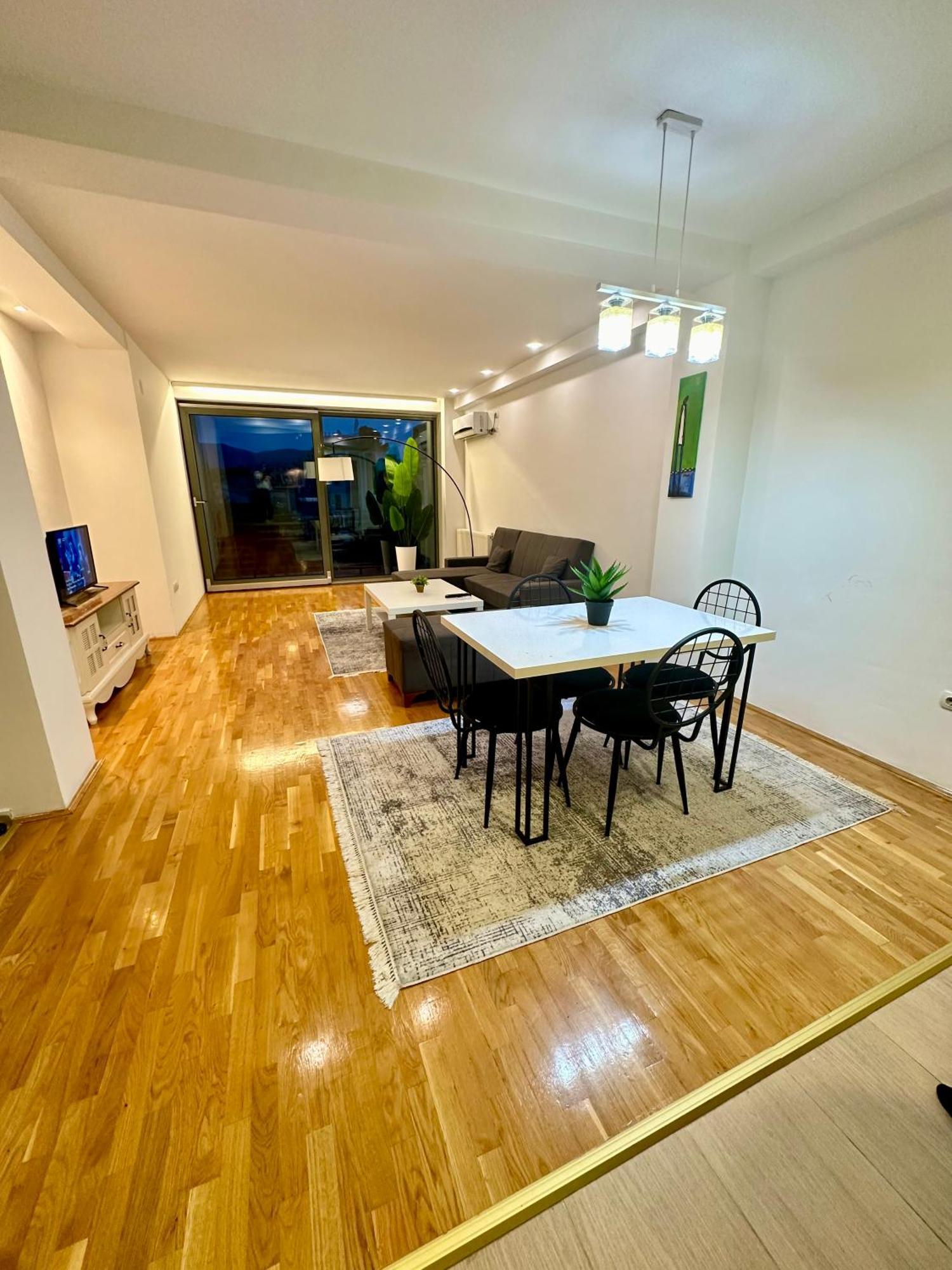 Regina's Commodious Apartment *